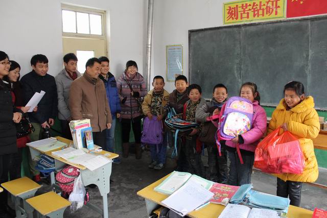 美术与艺术设计学院赴崔庄小学看望留守儿童
