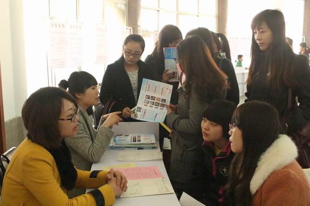 美术与艺术设计学院组织应届毕业生参加招聘会