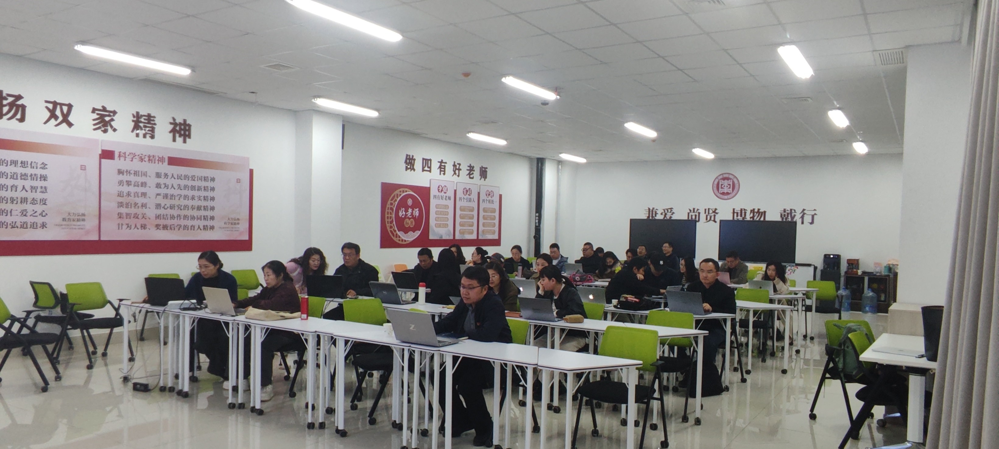 我院开展“未来课堂:师-生-AI三元协同课堂新模式”专题轮训-枣庄学院美术与艺术设计学院